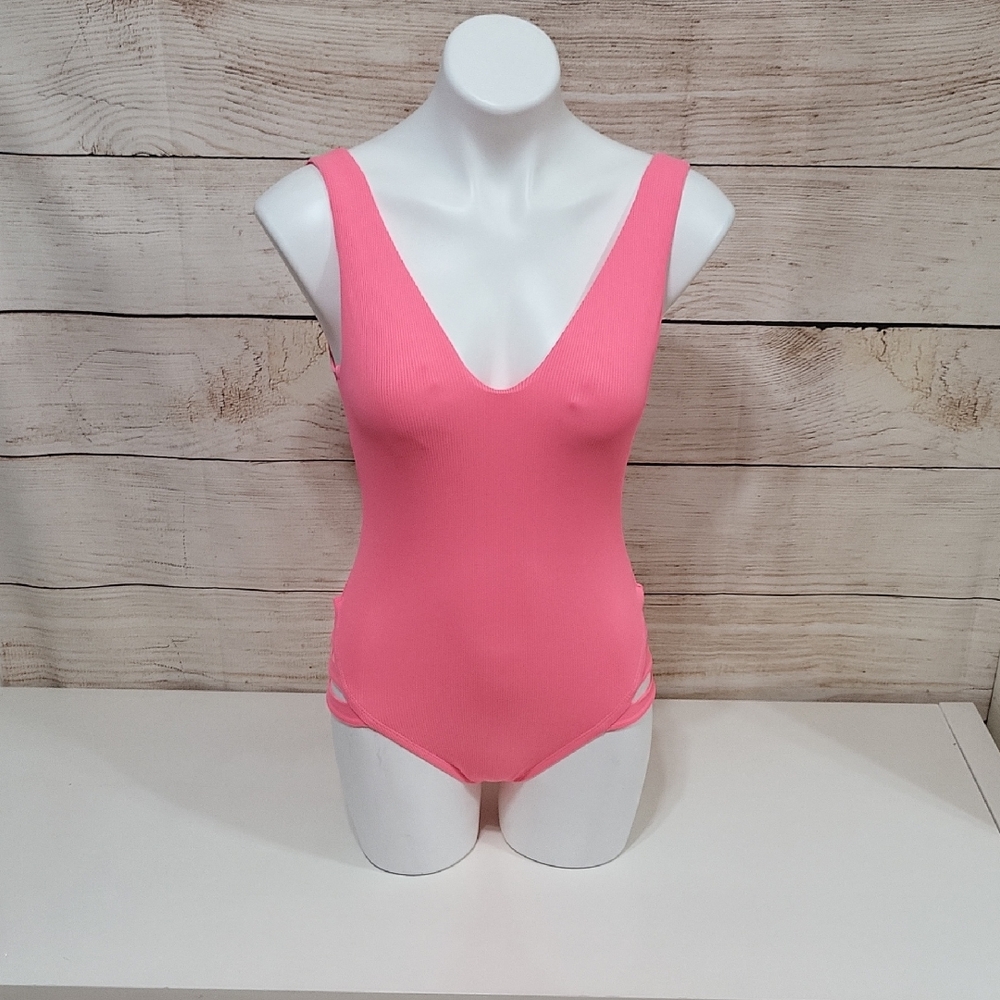 NWOT Becca Women's Medium Ribbed Pink One-Piece Swimsuit